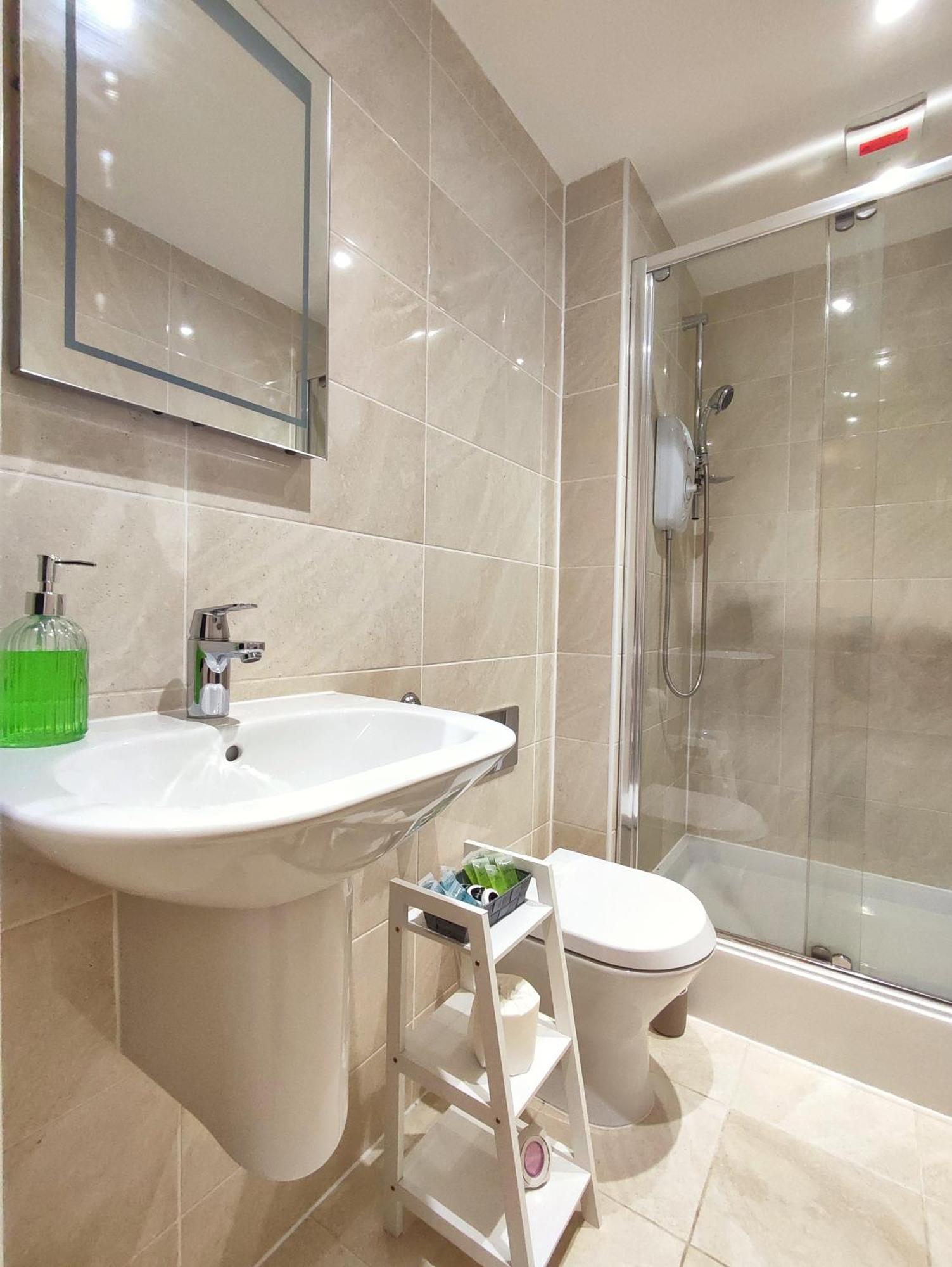 Duplex Apartment In Leeds With King Size Bed - Long Stay Rates Available Dış mekan fotoğraf
